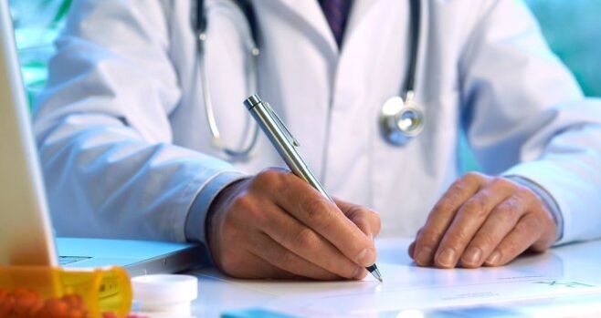 Lékař předepisuje léčbu pro pacienta s parazity pod kůží